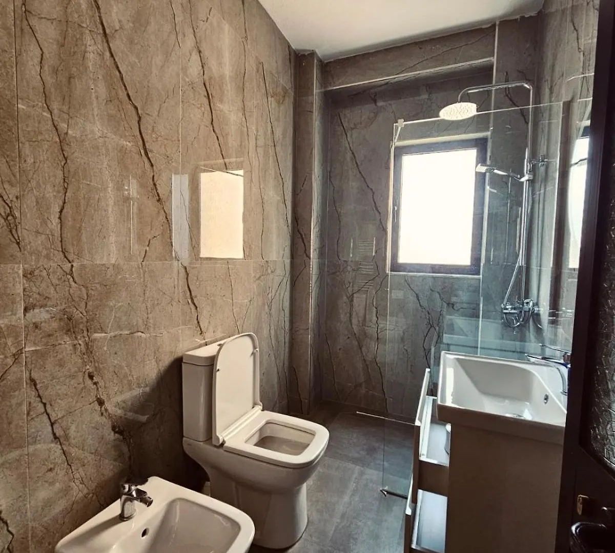 Hi5 Rooms Tirana 0*,  Albania